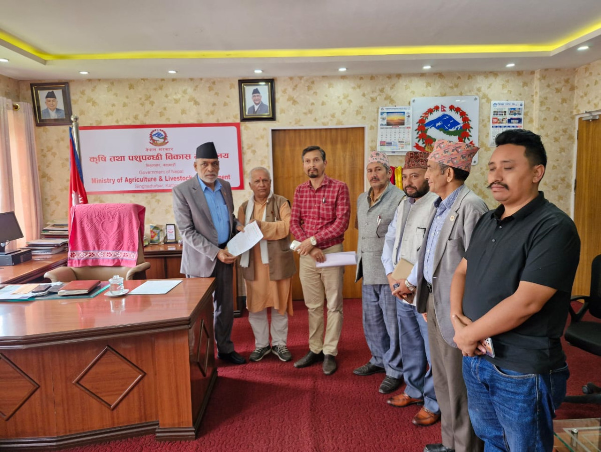 बैंकहरुले किसानहरुलाई सहज ढंगले ऋण प्रवाह गर्नुपर्छ : कृषिमन्त्री अधिकारी