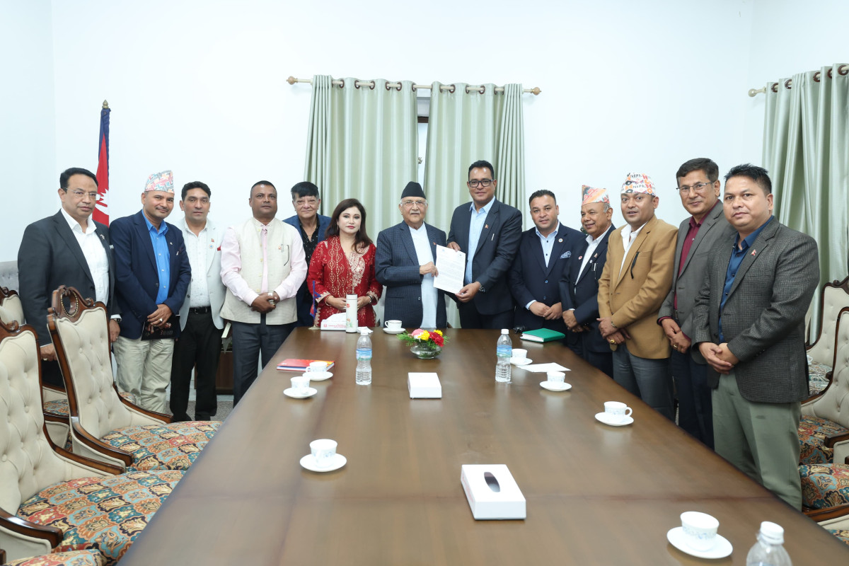 सुनचाँदी व्यवसायीहरुसँग प्रधानमन्त्री -'आन्दोलनको बाटो नलाग्नुस, मिल्नेसम्मका माग पूरा गर्न लागि पर्छु'