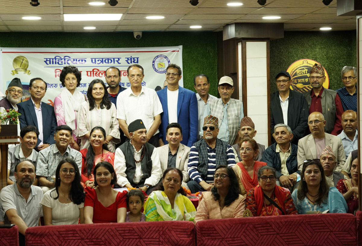 दाहाल पिता-पुत्रको संयुक्त कविता सङग्रह 'वंशवृक्ष' लोकार्पित