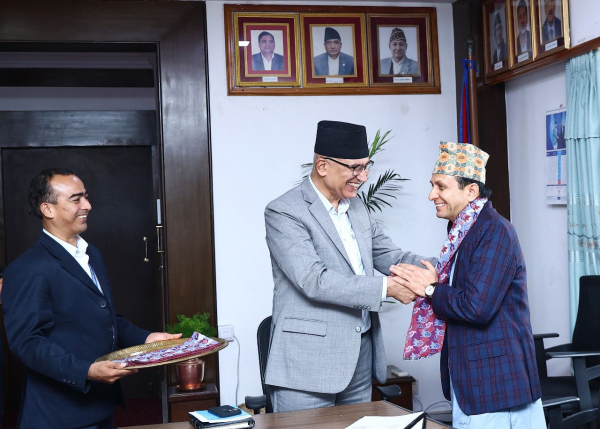 बीमा प्राधिकरण अध्यक्ष पोखरेलद्वारा अर्थमन्त्री पौडेल समक्ष सपथ