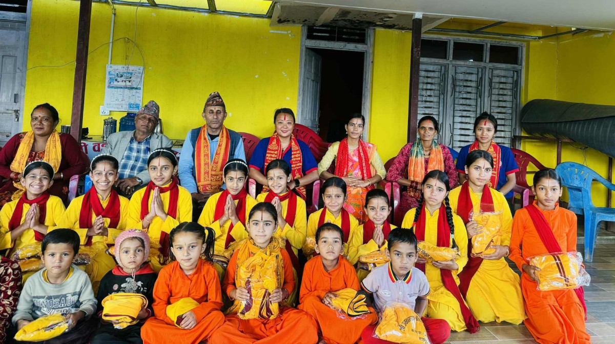 गुरुकुलका छात्राहरुलाई तीस हजार बराबरको न्यानो ड्रेस वितरण